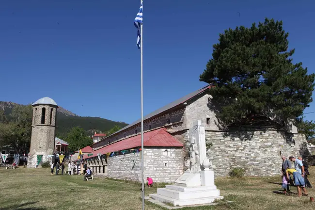 Η εκκλησία με το πεύκο που φυτρώνει από τη σκεπή