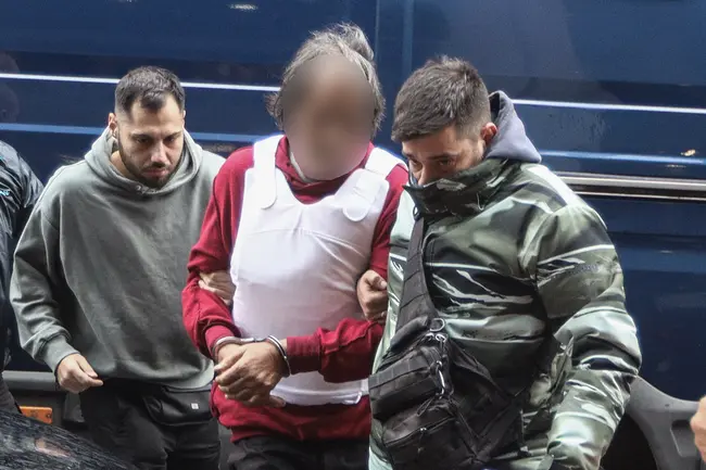 Στον εισαγγελέα ο δράστης της γυναικοκτονίας στη Σαλαμίνα