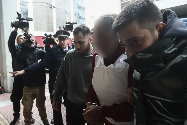Στον εισαγγελέα ο δράστης της γυναικοκτονίας στη Σαλαμίνα