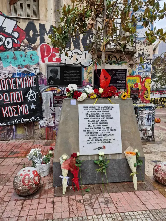 Λουλούδια στο μνημείο του Γρηγορόπουλου στα Εξάρχεια