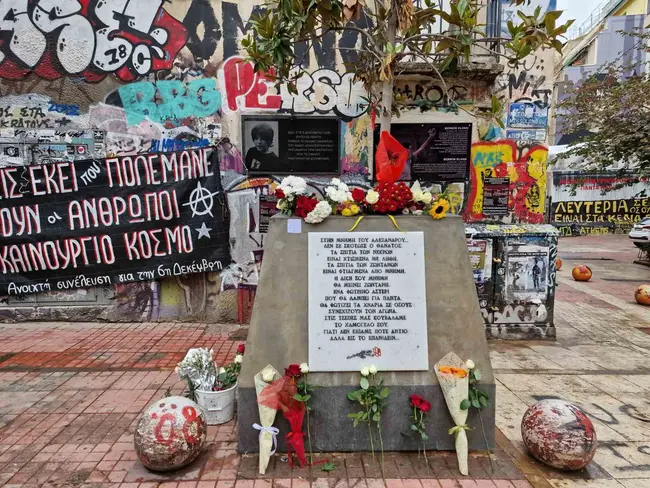 Λουλούδια στο μνημείο του Γρηγορόπουλου στα Εξάρχεια