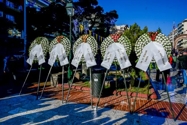 Στεφάνια στο λαϊκό προσκύνημα για τον Καρρά