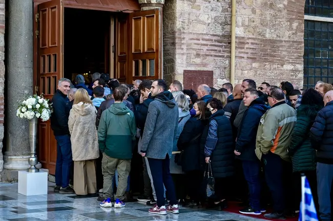 Λαϊκό προσκύνημα στον Βασίλη Καρρά