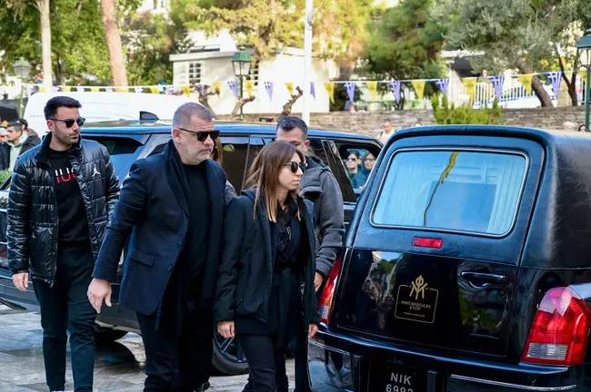 Λαϊκό προσκύνημα στον Βασίλη Καρρά