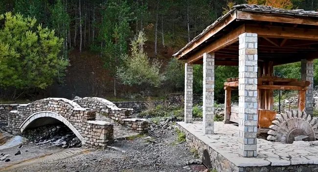 Παλιός νερόμυλος και γεφυράκι