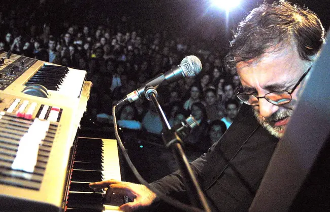 Θάνος Μικρούτσικος