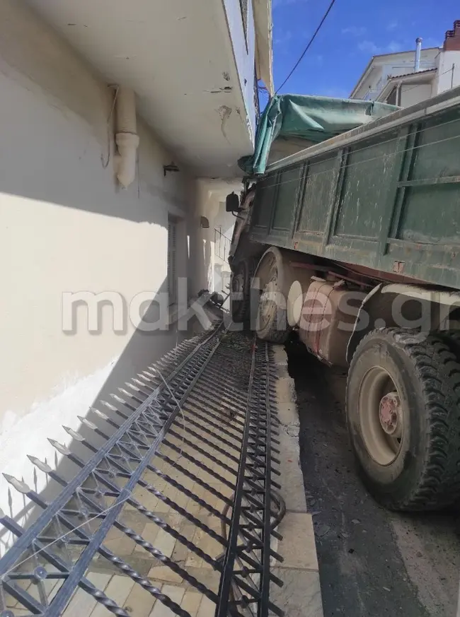 Φορτηγό έπεσε πάνω σε σπίτι στην Πολίχνη