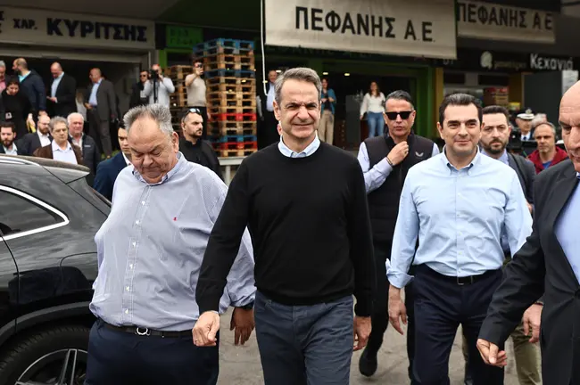 Στη λαχαναγορά του Ρέντη ο Κυριάκος Μητσοτάκης