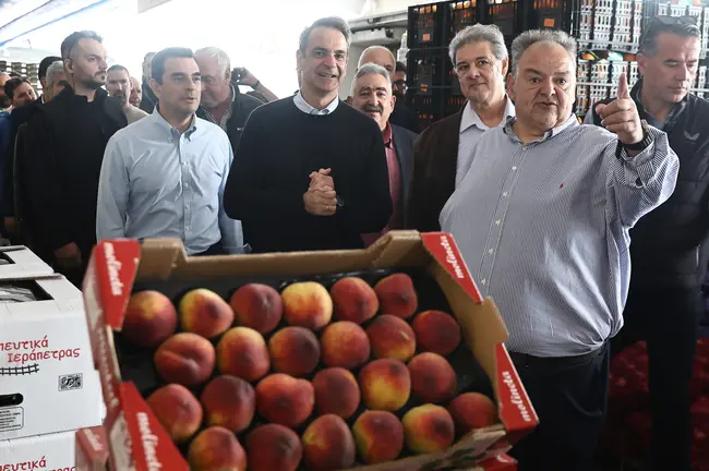 Στη λαχαναγορά του Ρέντη ο Κυριάκος Μητσοτάκης