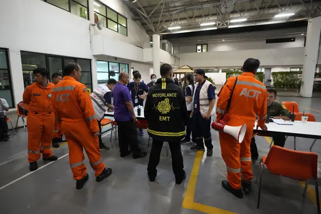 Διασωστικά συνεργεία επιχειρούν μετά την προσγείωση του Boeing