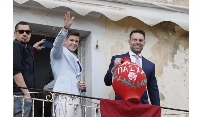 Στέφανος Κασσελάκης και Τάιλερ Μακμπέθ συμμετείχαν στο έθιμο των μπότηδων στην Κέρκυρα