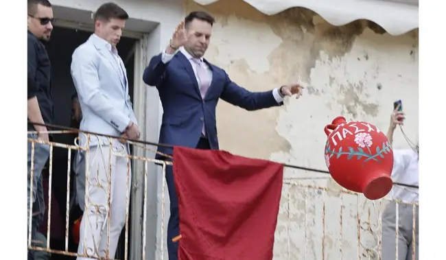 Στέφανος Κασσελάκης και Τάιλερ Μακμπέθ συμμετείχαν στο έθιμο των μπότηδων στην Κέρκυρα