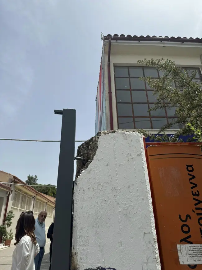 Σιδερένια πόρτα στην Κηφισιά