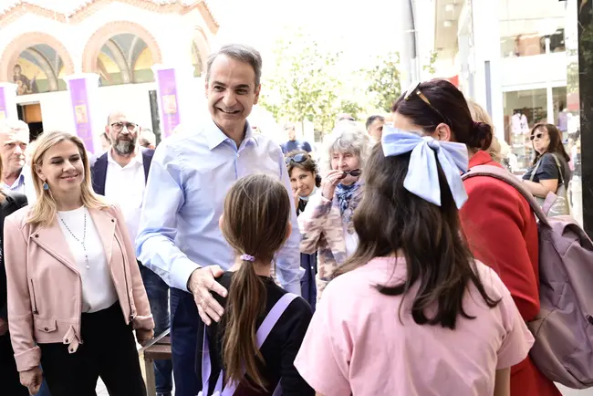 Ο Κυριάκος Μητσοτάκης στην κεντρική αγορά στο Μαρούσι
