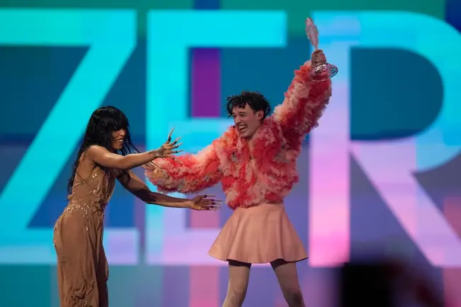Eurovision 2024: Η Loreen παραδίδει το βραβείο στο Nemo