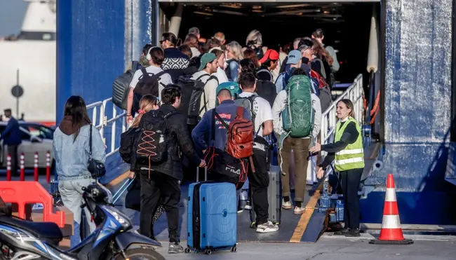 Αναχωρούν εκδρομείς του Πάσχα από το λιμάνι του Πειραιά