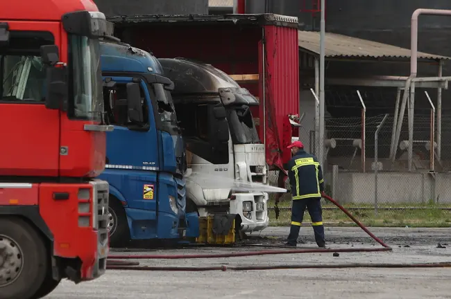 Εικόνες καταστροφής μετά τη μεγάλη φωτιά στο λιμάνι Θεσσαλονίκης