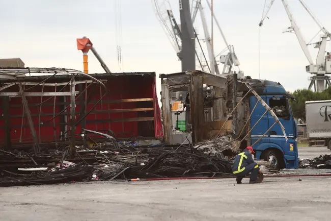 Εικόνες καταστροφής μετά τη μεγάλη φωτιά στο λιμάνι Θεσσαλονίκης