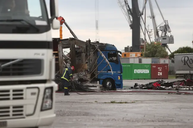 Εικόνες καταστροφής μετά τη μεγάλη φωτιά στο λιμάνι Θεσσαλονίκης