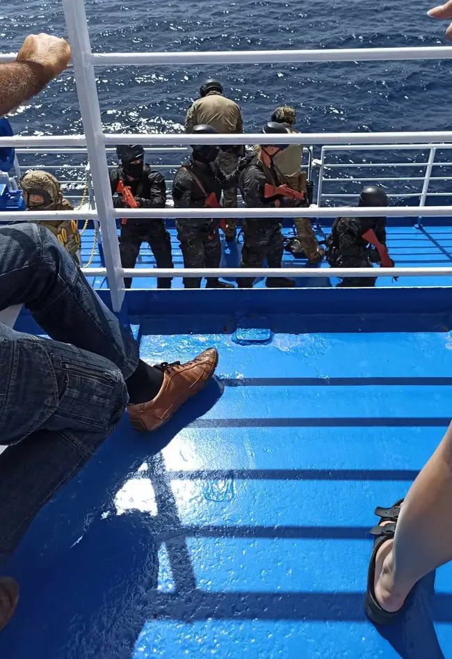 Το λιμενικό επιβιβάζεται στον Φοίβο