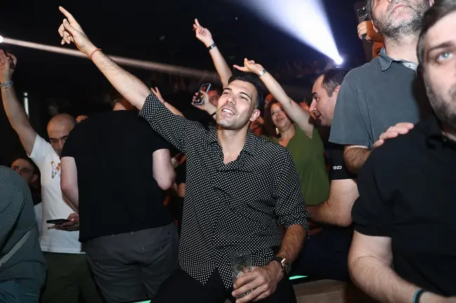 Ο Κώστας Σλούκας στα μπουζούκια