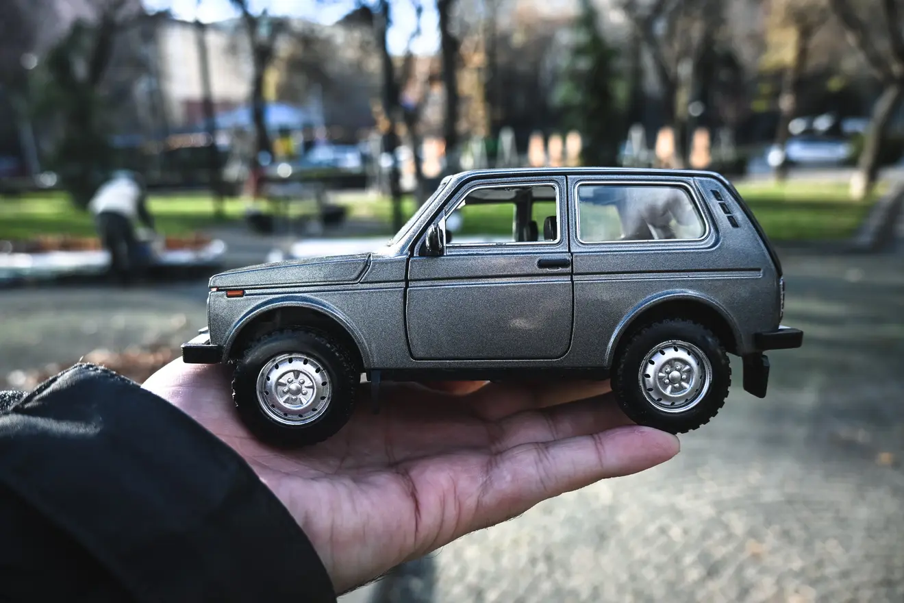 Μια ακριβής μινιατούρα ενός Lada Niva.