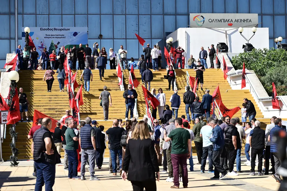 Εικόνες από το Κλειστό Γαλατσίου όπου θα μιλήσει ο Έντι Ράμα