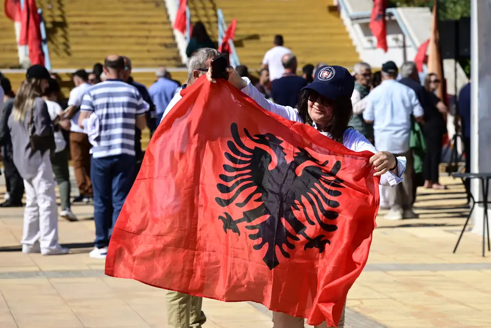 Εικόνες από το Κλειστό Γαλατσίου όπου θα μιλήσει ο Έντι Ράμα