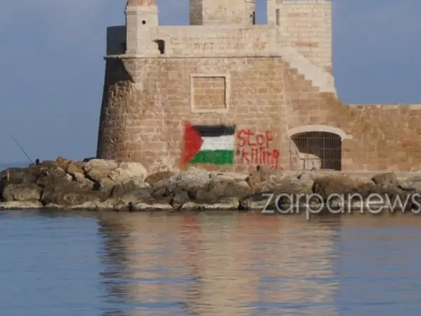 Άγνωστοι σχεδίασαν τη σημαία της Παλαιστίνης τον Ενετικό Φάρο Χανίων