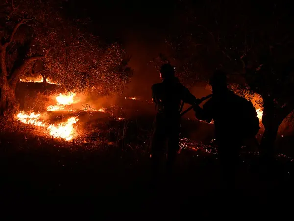 Πυροσβέστες σβήνουν φωτιά