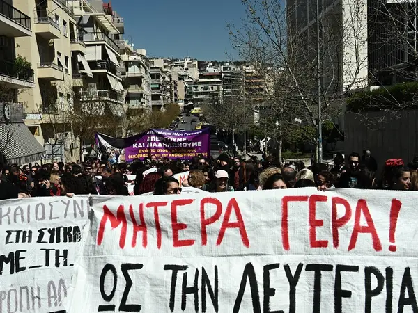 Πανό για τη μητέρα της 12χρονης στα Σεπόλια