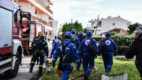 Άνδρες του ΕΚΑΒ και της Πυροσβεστικής