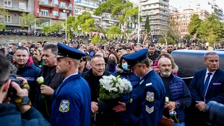 Λαϊκό προσκύνημα στον Βασίλη Καρρά