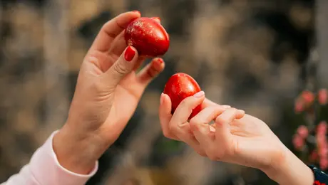 Τσούγκρισμα κόκκινων αυγών