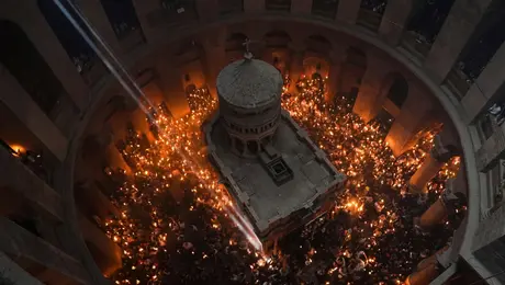 Ο Πανάγιος Τάφος στην Ιερουσαλήμ κατά την τελετή Αφής του Αγίου Φωτός