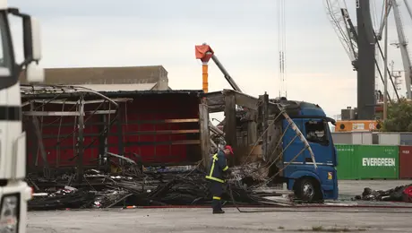 Εικόνες καταστροφής μετά τη μεγάλη φωτιά στο λιμάνι Θεσσαλονίκης 