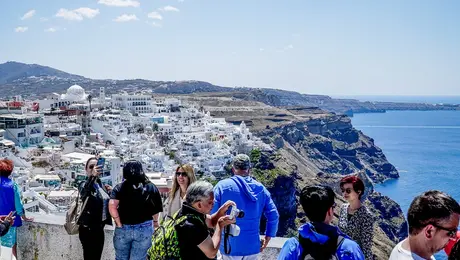 Τουρίστες στη Σαντορίνη